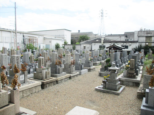 尼崎市上坂部・森地区共同墓地のお墓の写真