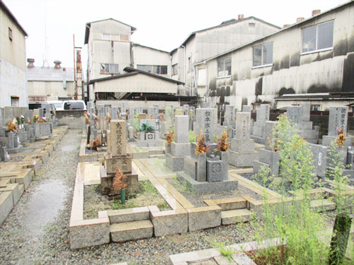 尼崎市三反田墓地の墓地内写真